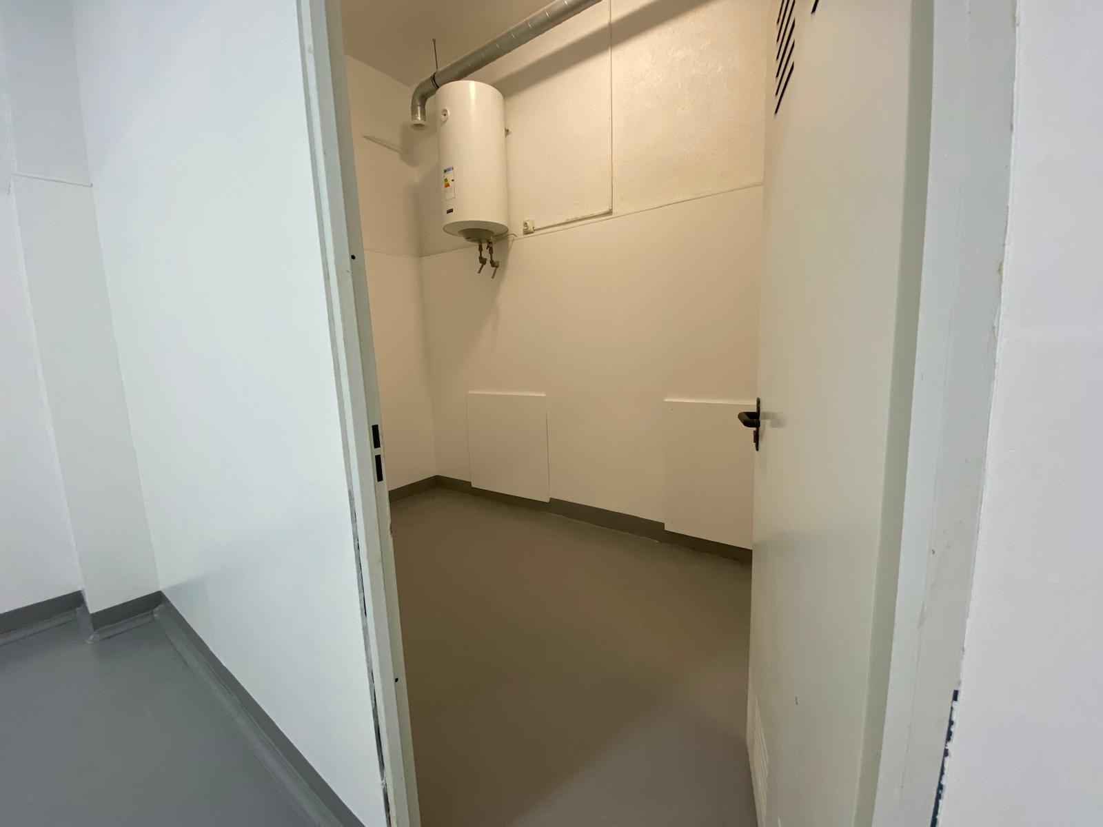 Cuarto de almacenamiento en buena condiciones