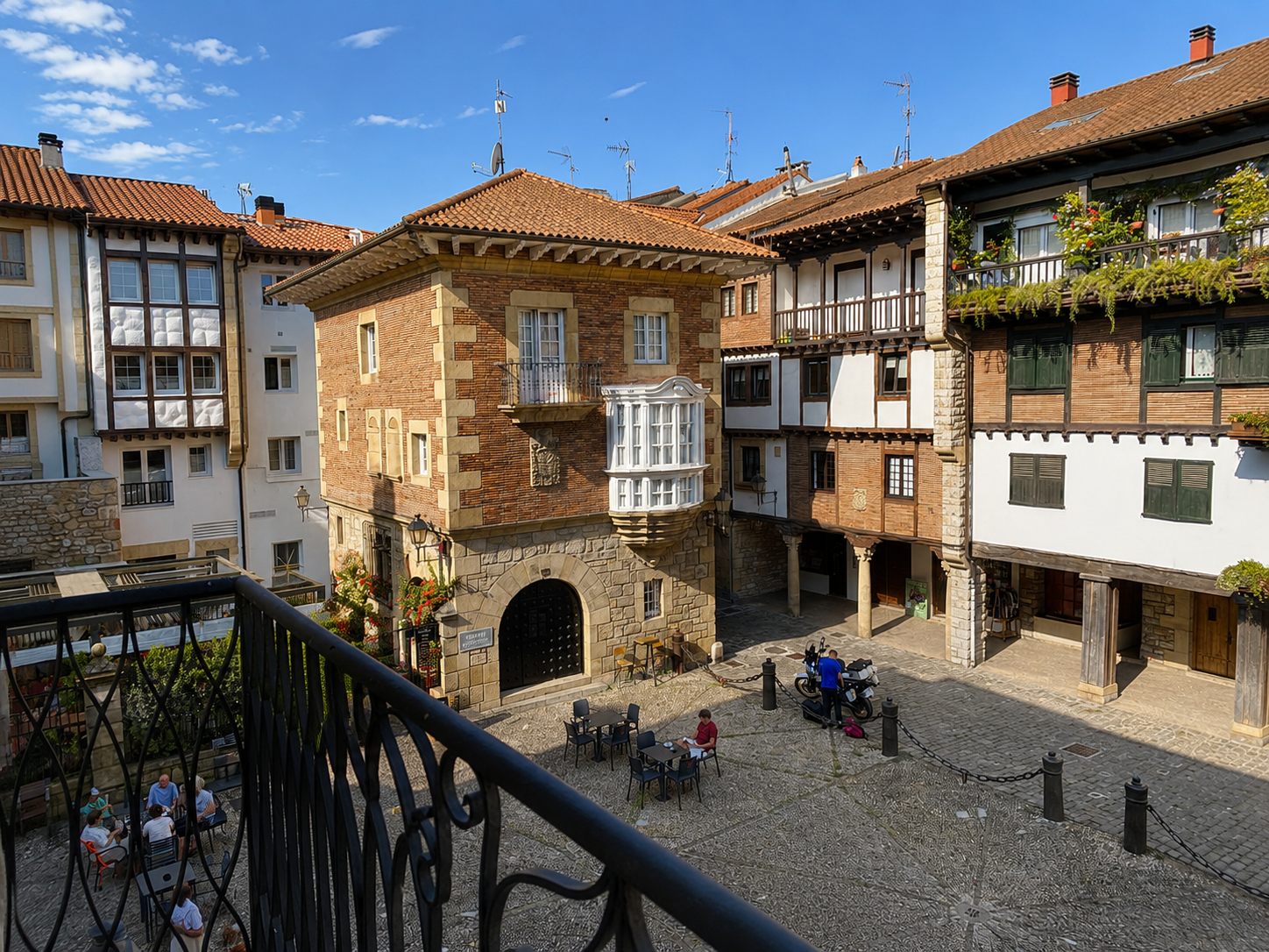 Plaza con arquitectura tradicional en Hondarribia