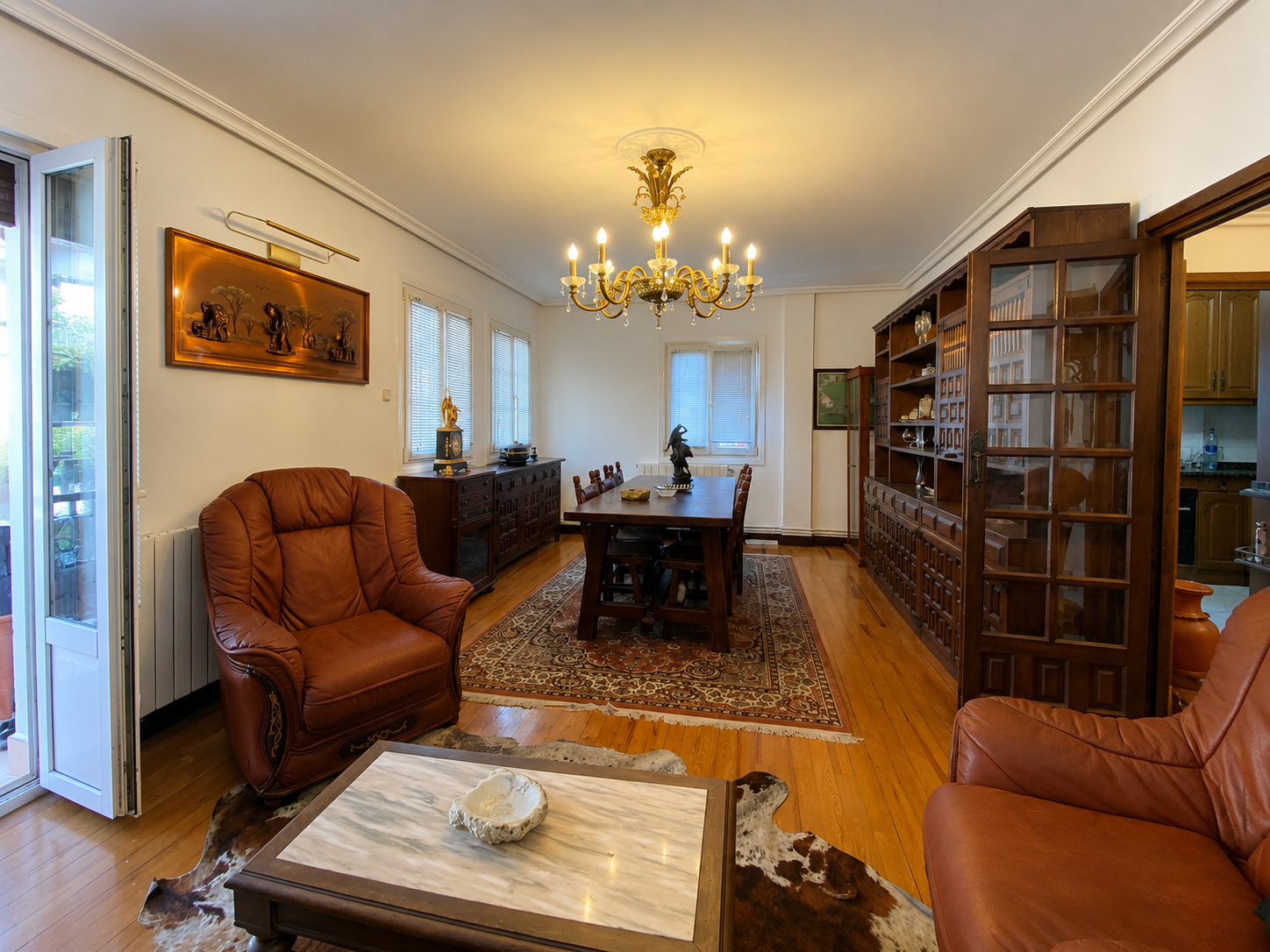 Comedor con mesa y sillas de madera