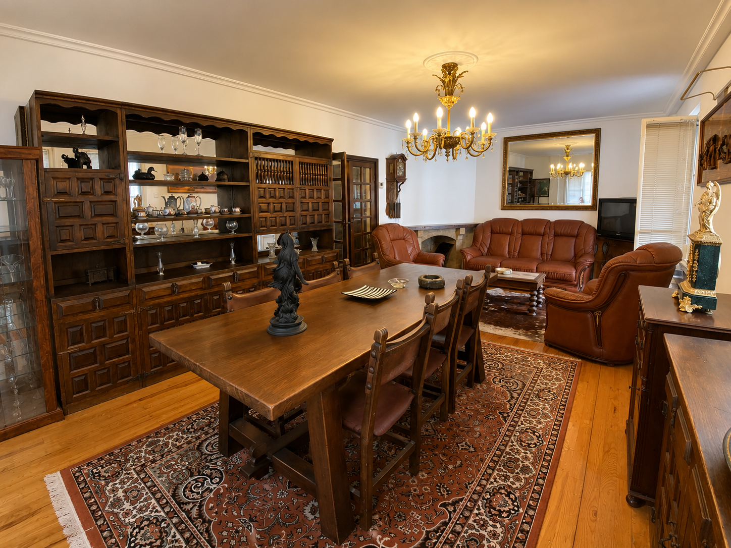 Salón comedor con muebles de madera