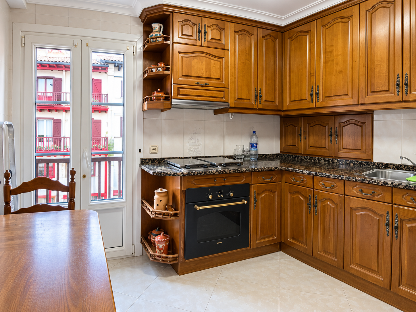 Cocina con muebles de madera y ventana