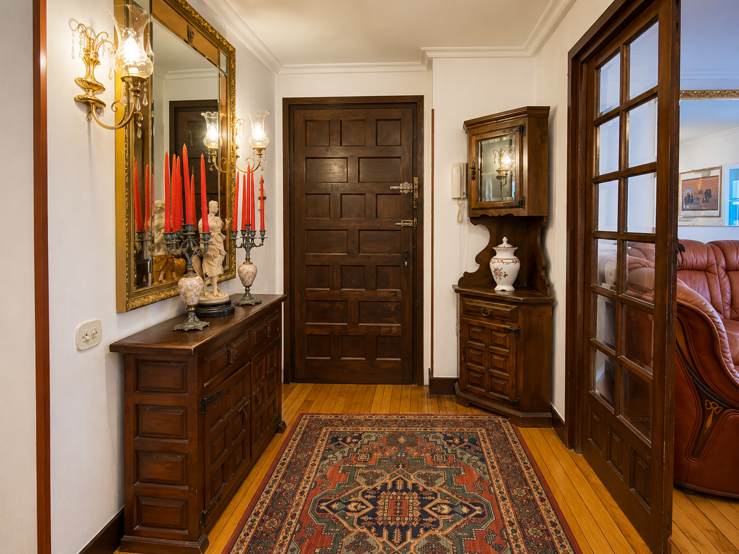 Recibidor con muebles de madera y decoración