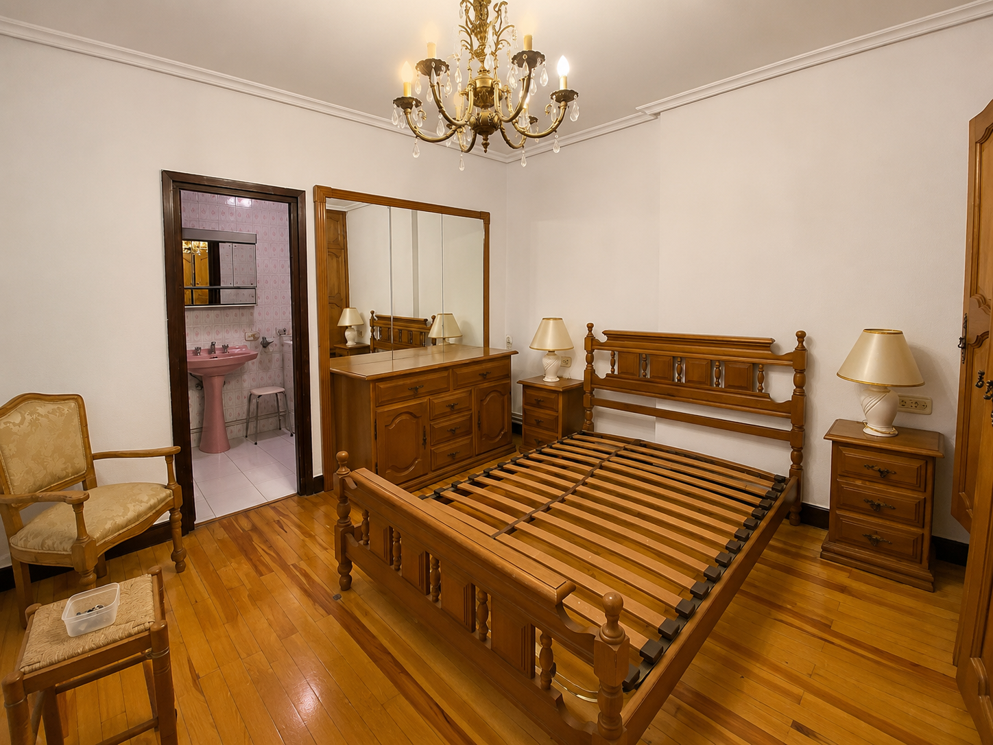 Dormitorio con cama de madera