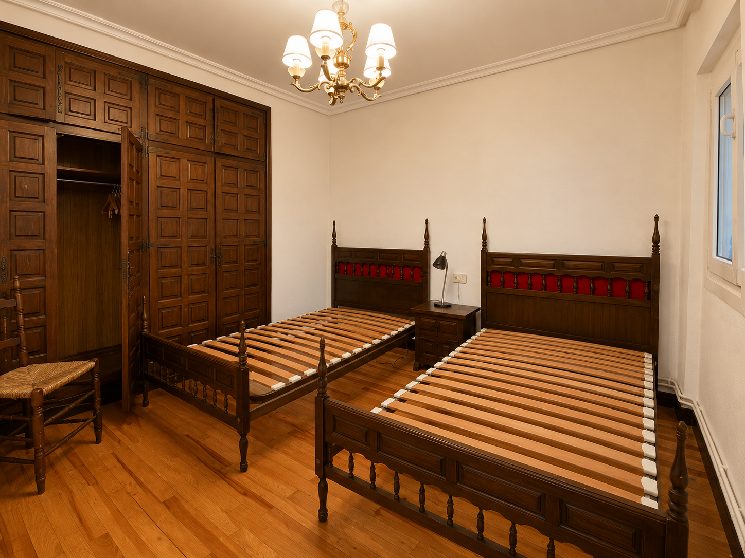 Dormitorio con camas de madera