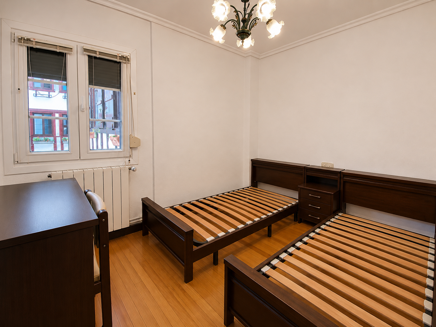 Dormitorio con camas individuales y escritorio