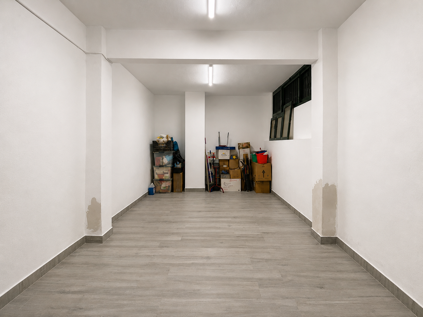 Interior de espacio vacío con almacenamiento