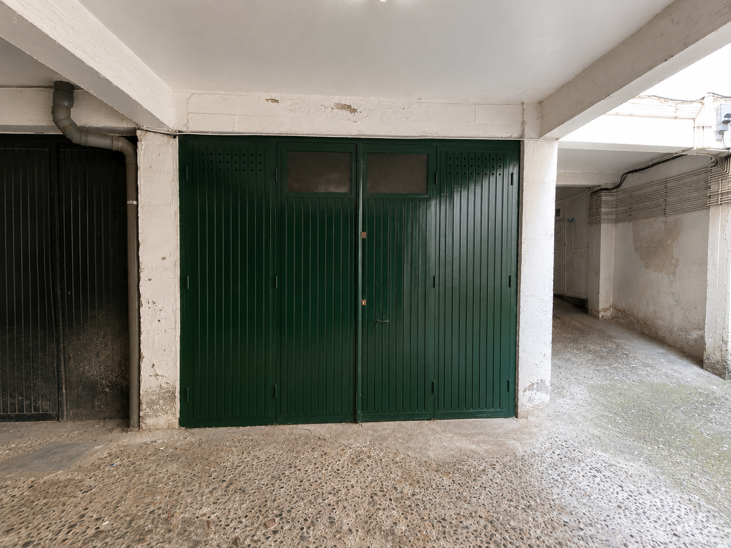Puerta de garaje de color verde