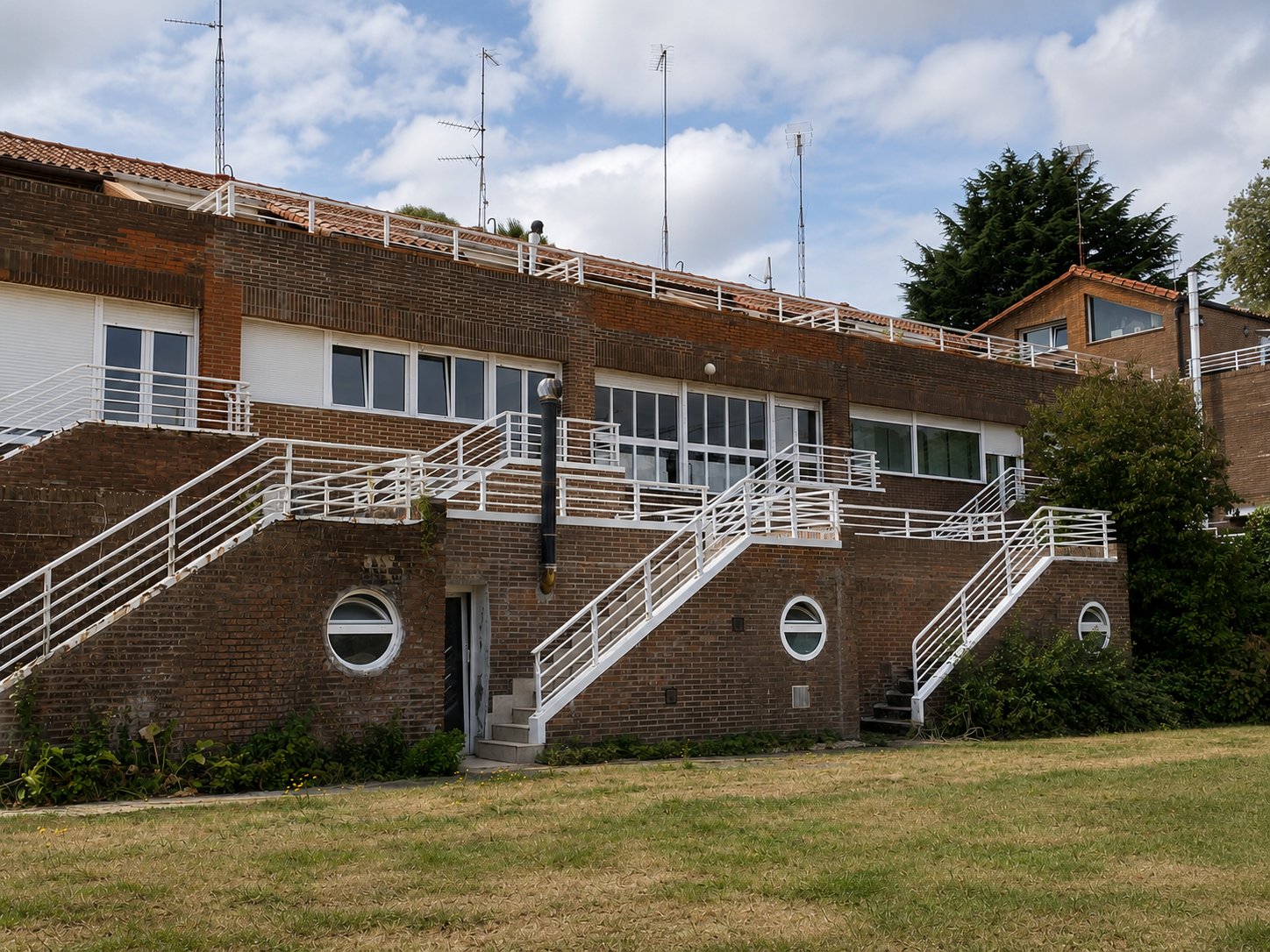 Fachada de edificio con escaleras