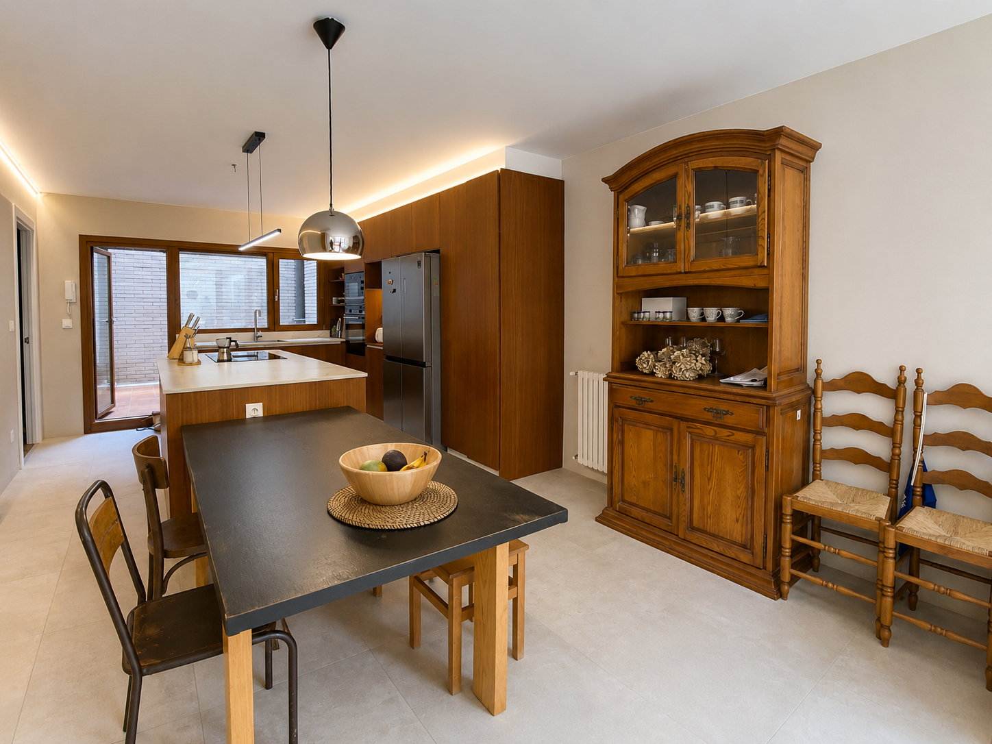 Cocina moderna con muebles de madera