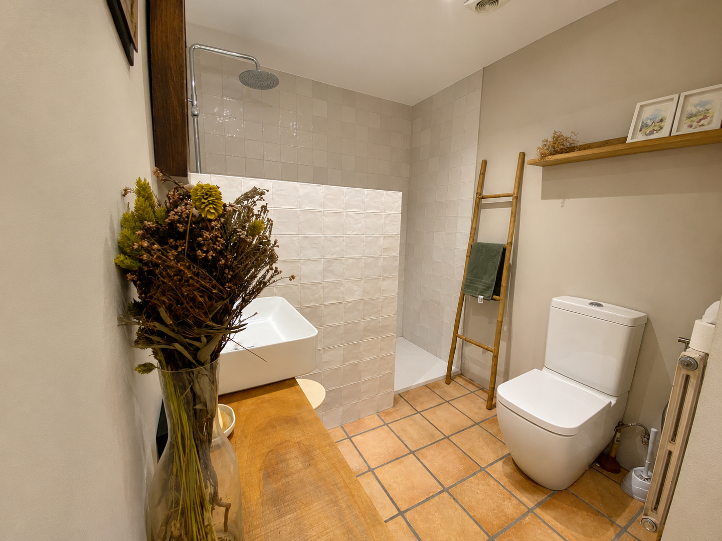 Baño moderno con ducha y lavabo