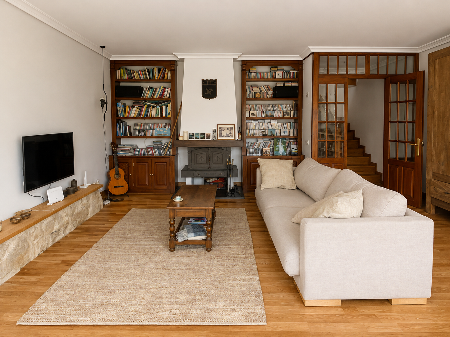 Salón acogedor con estanterías y chimenea