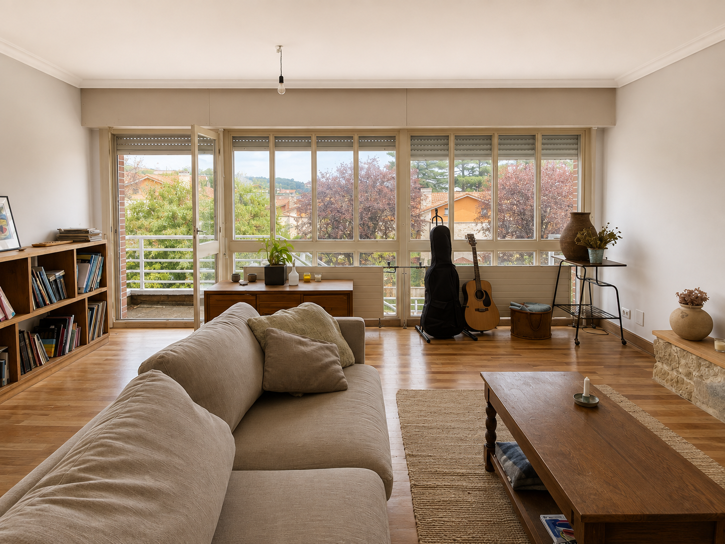 Salón luminoso con vista al exterior