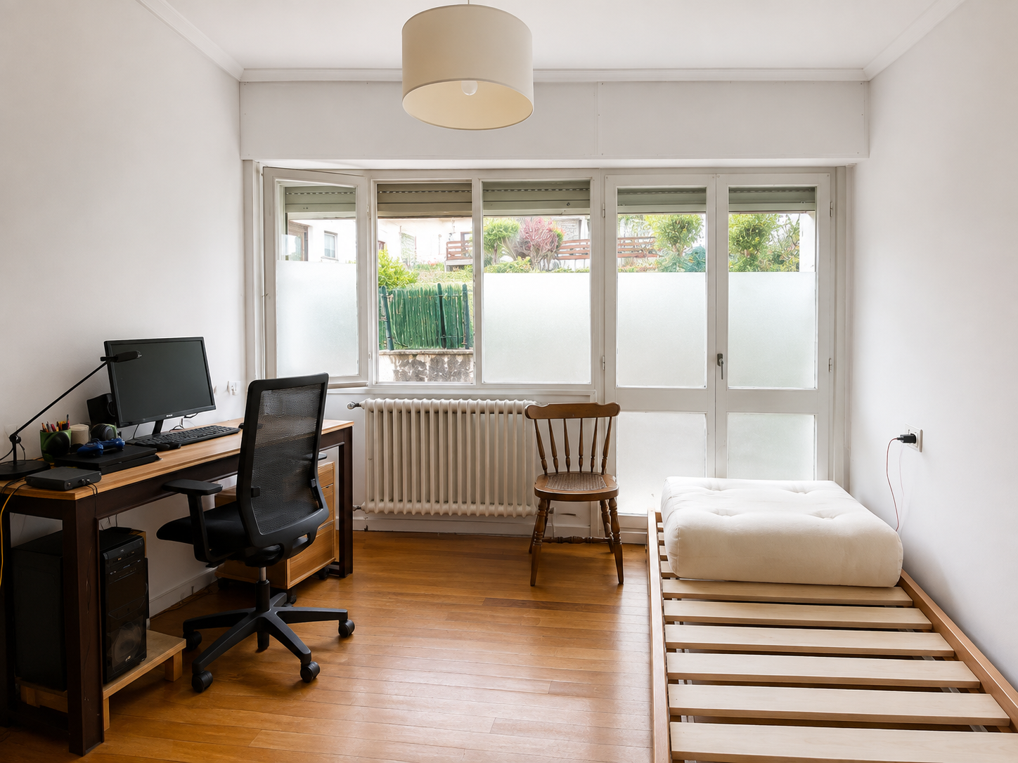 Habitación con escritorio y ventana