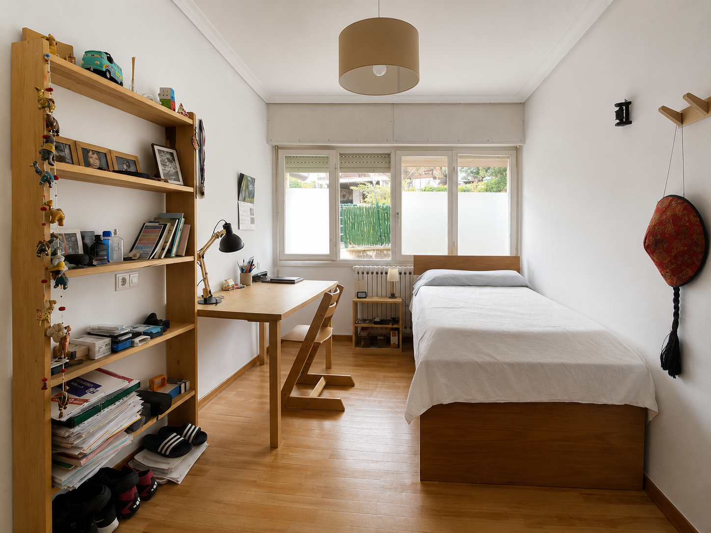 Habitación con cama y escritorio