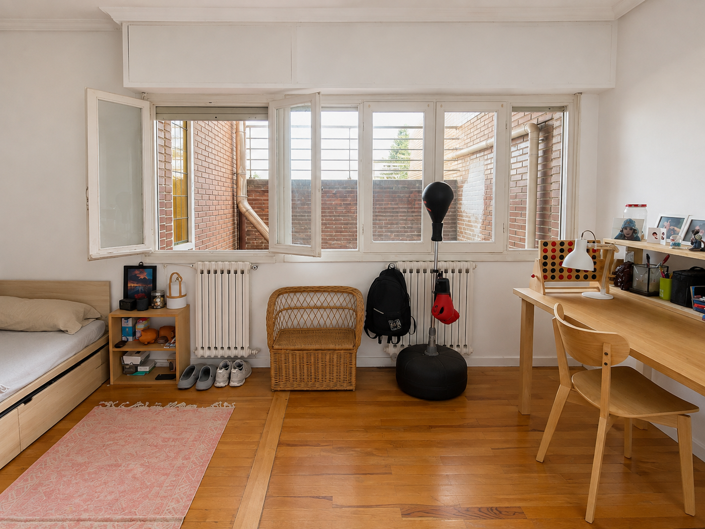 Habitación luminosa con escritorio y ventana