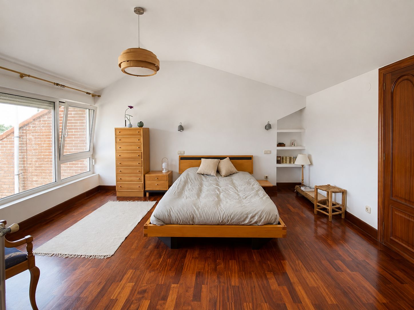 Dormitorio con cama y muebles de madera