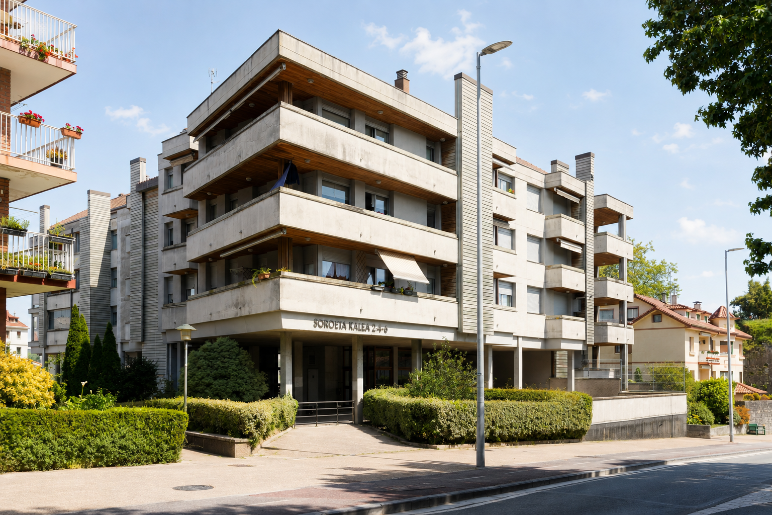 edificio de apartamentos de tres plantas en Hondarribia