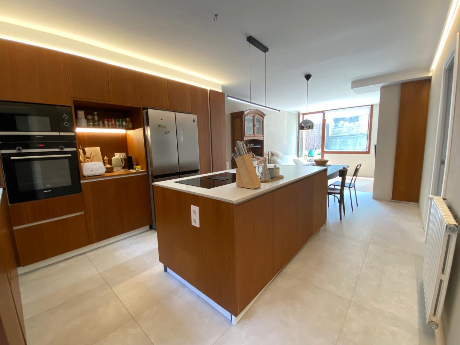 Cocina moderna con isla y mobiliario de madera