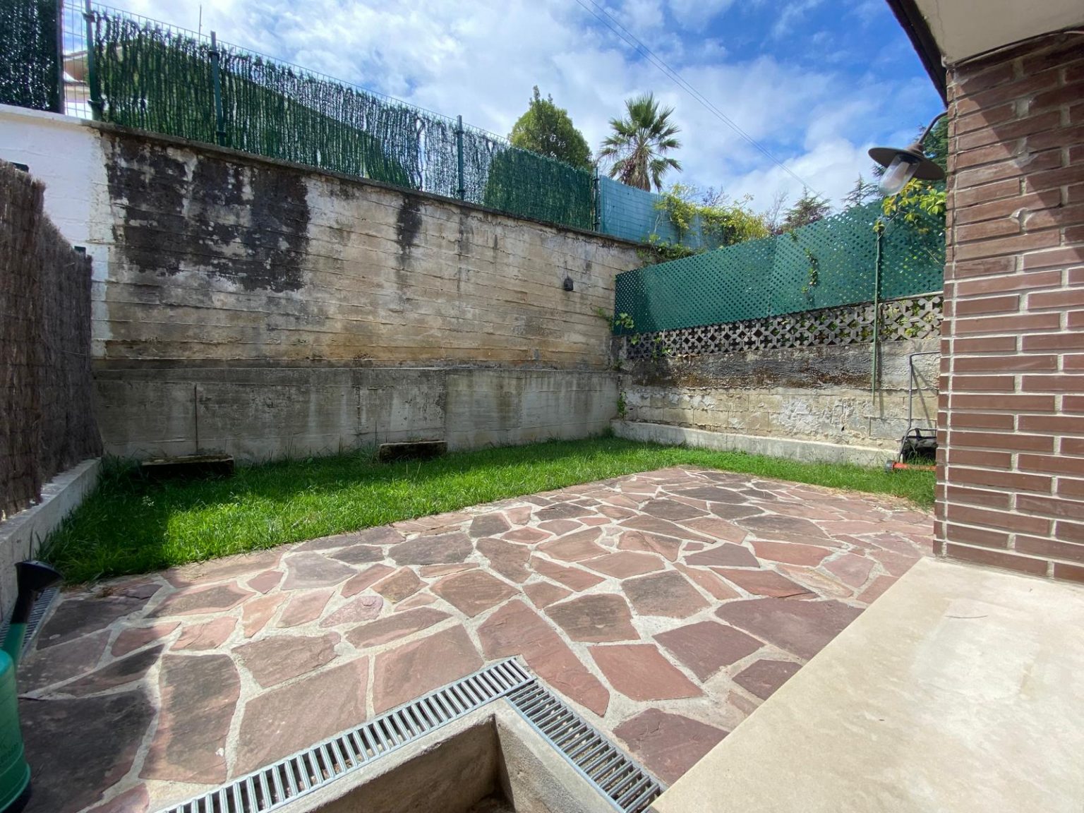 Patio con piedra y césped
