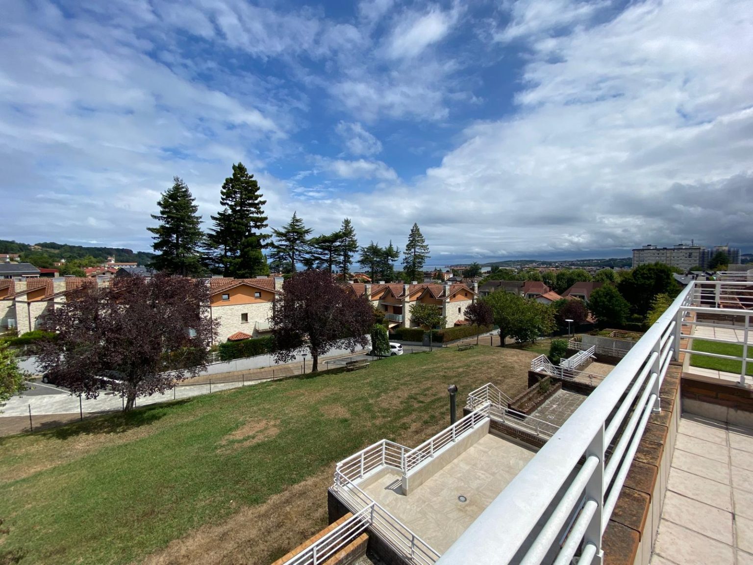 Vistas desde una terraza sobre viviendas