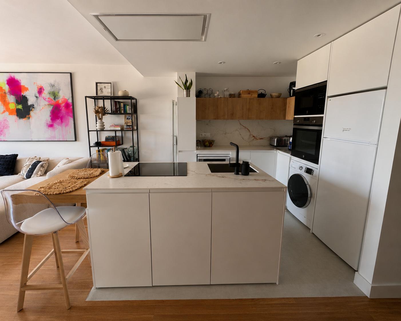 Cocina moderna con barra y electrodomésticos