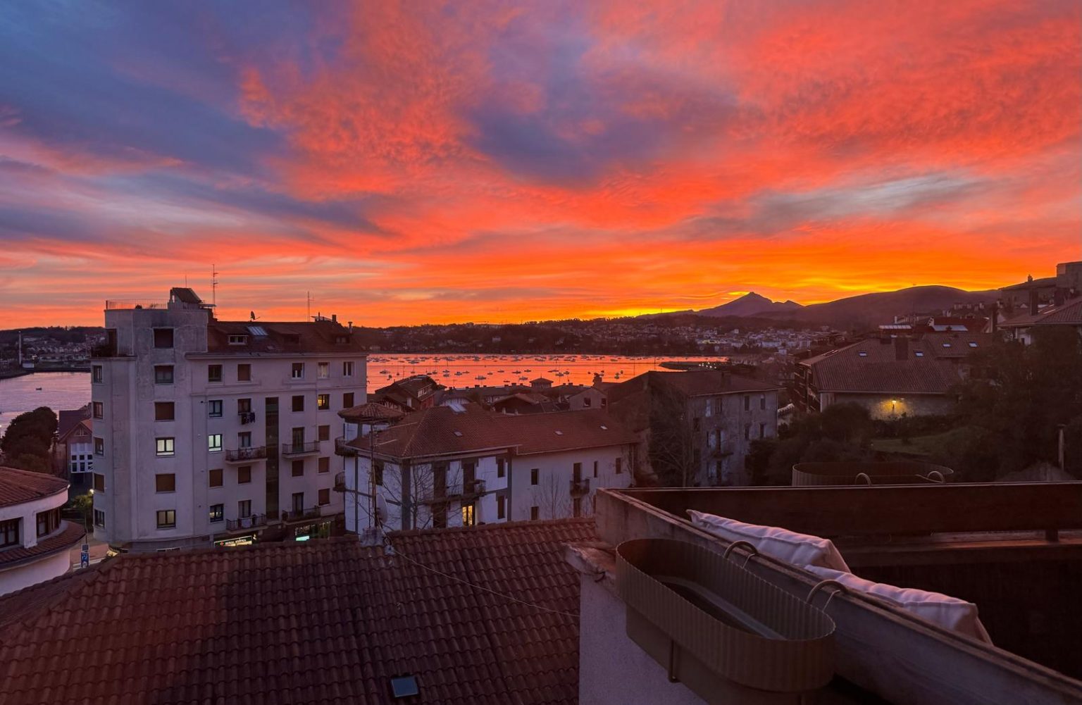 Atardecer en Hondarribia con vistas al mar