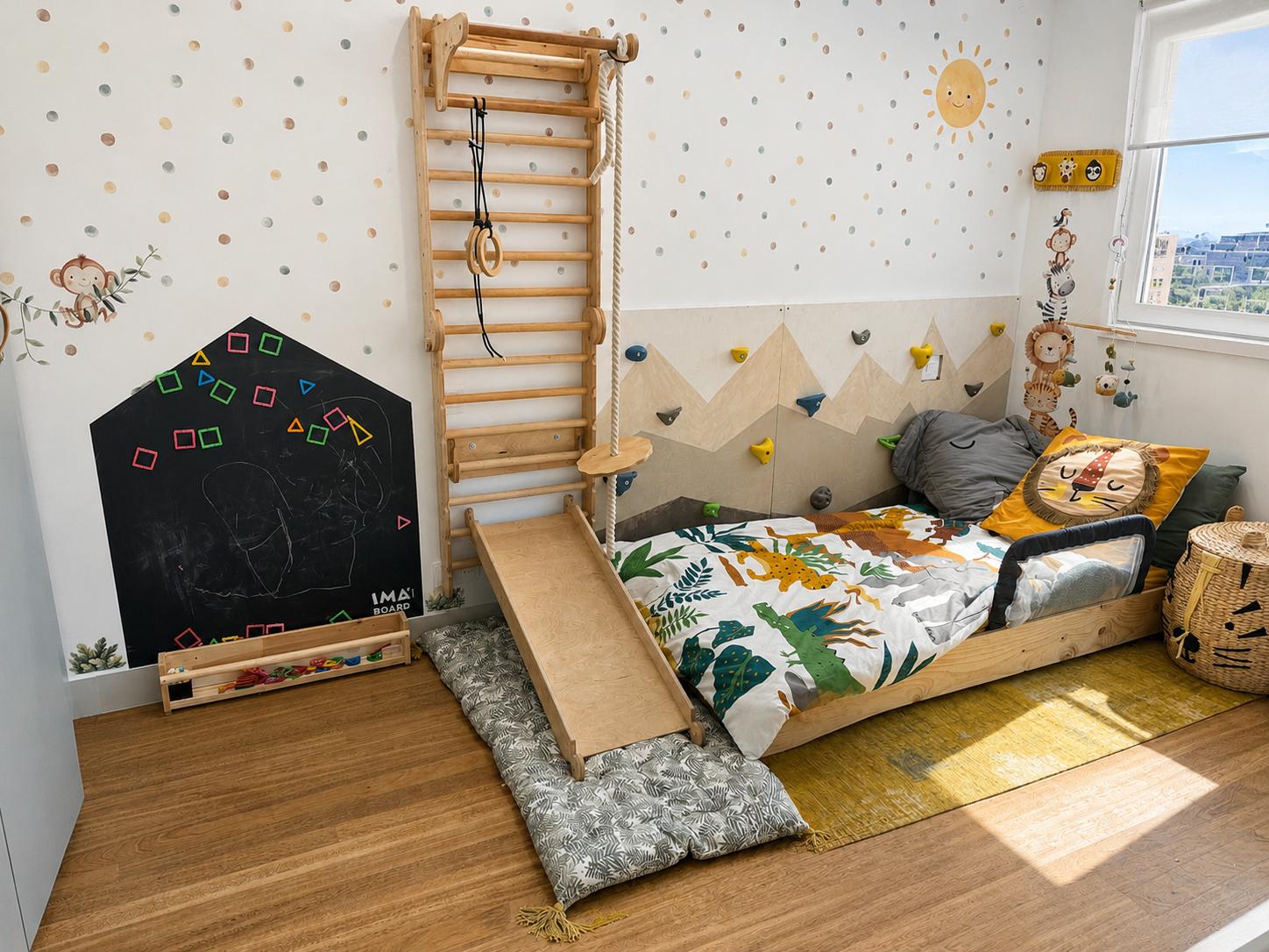 Habitación infantil con cama y pizarra