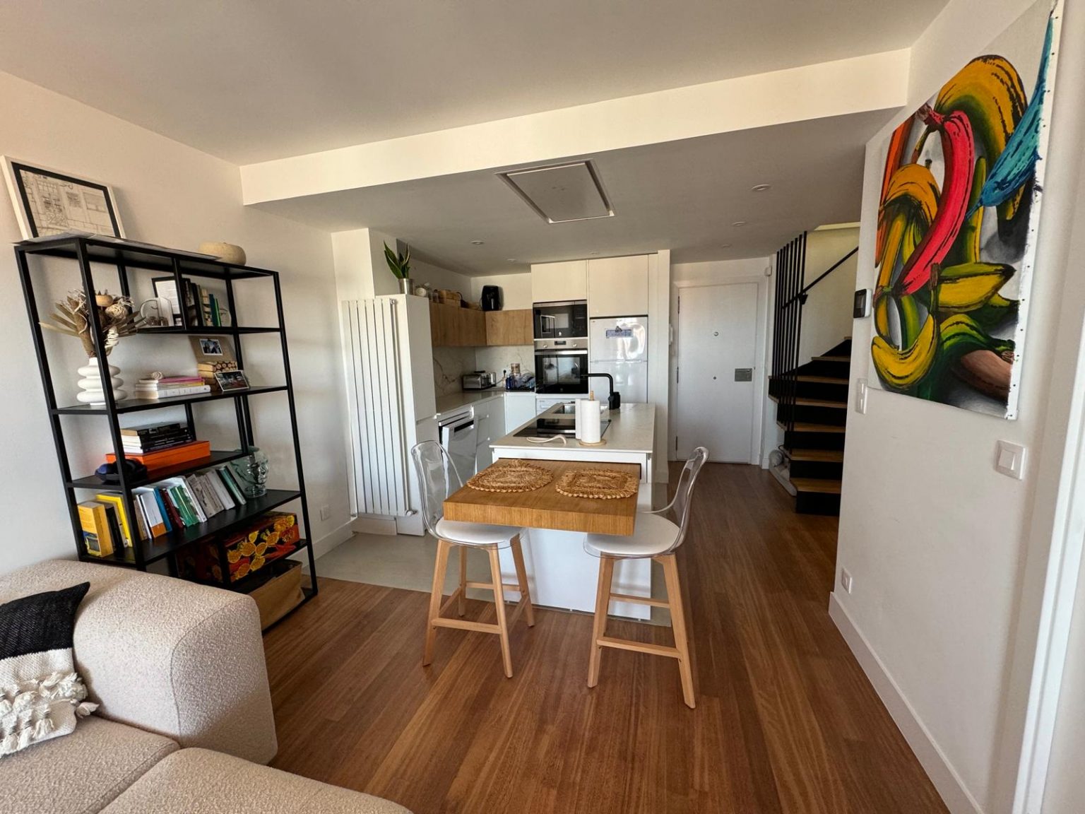 Cocina y salón de un piso moderno