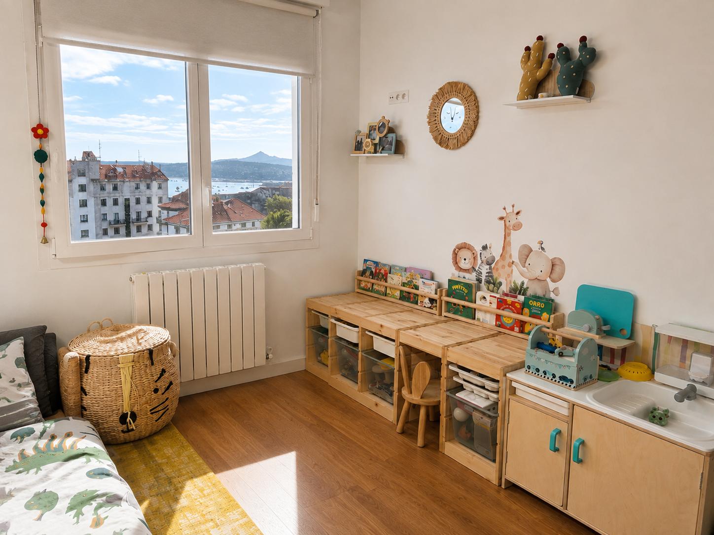 Habitación infantil con vista al mar