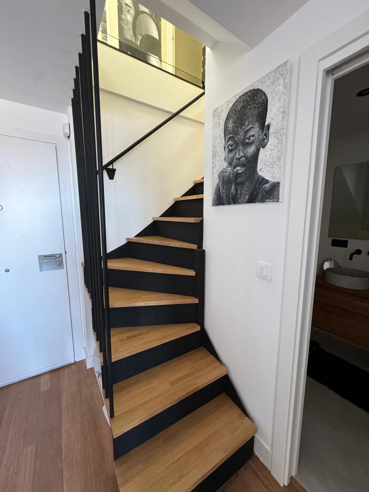 Escalera moderna con cuadro decorativo