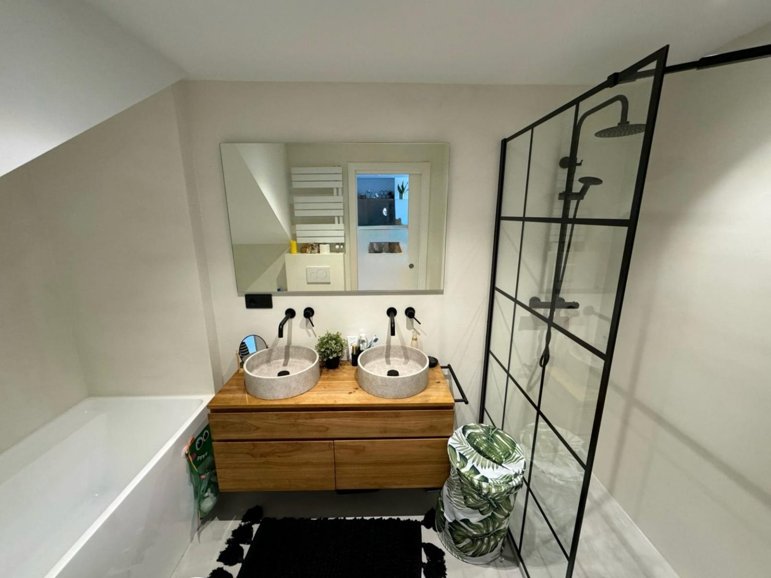 Baño moderno con lavabo doble
