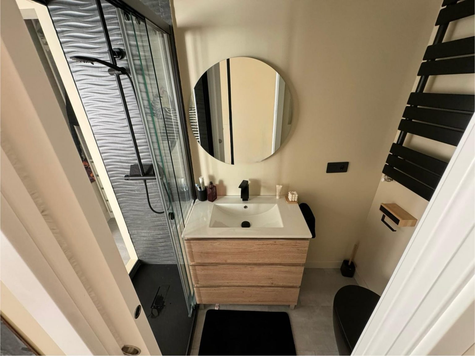 Baño moderno con lavabo y ducha