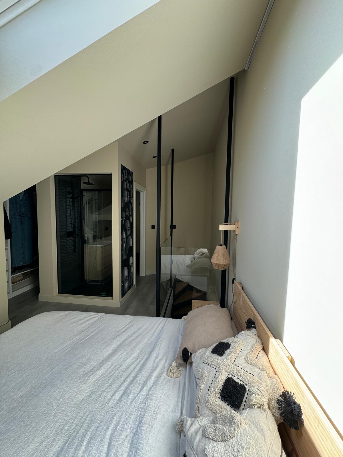 Dormitorio moderno con decoración minimalista