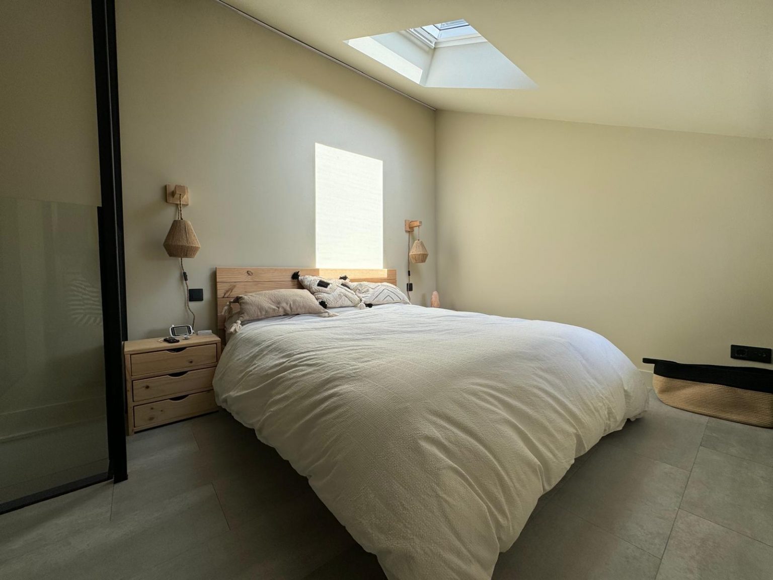 Dormitorio con cama y luz natural