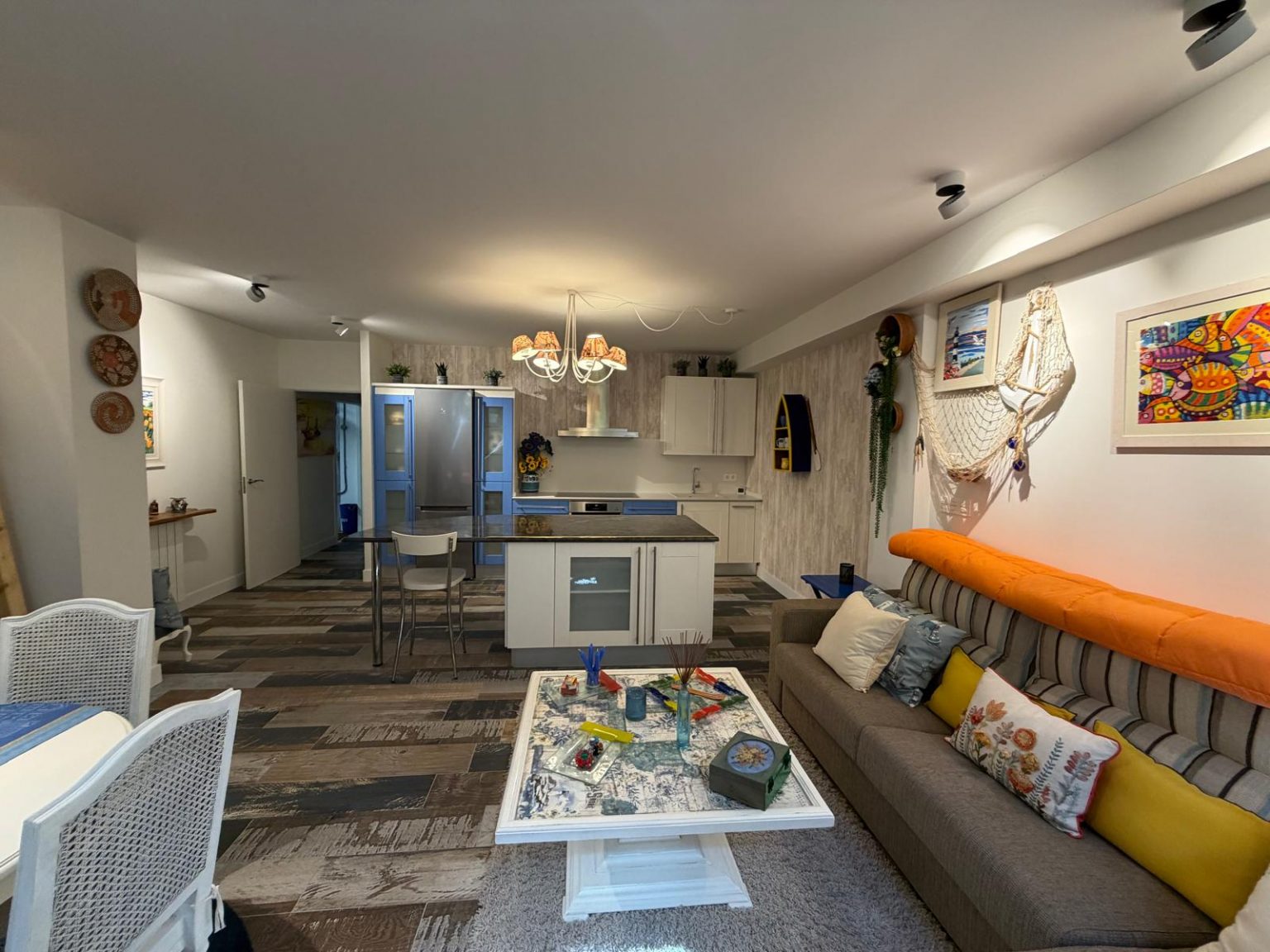 Salón moderno con cocina integrada