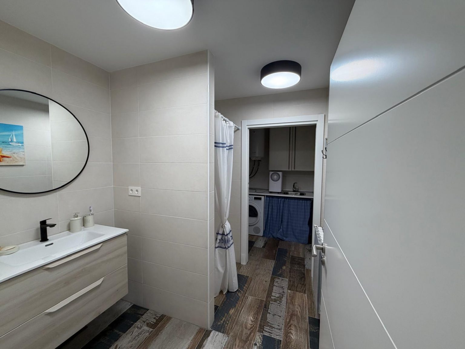 Baño con lavabo y lavadora en piso