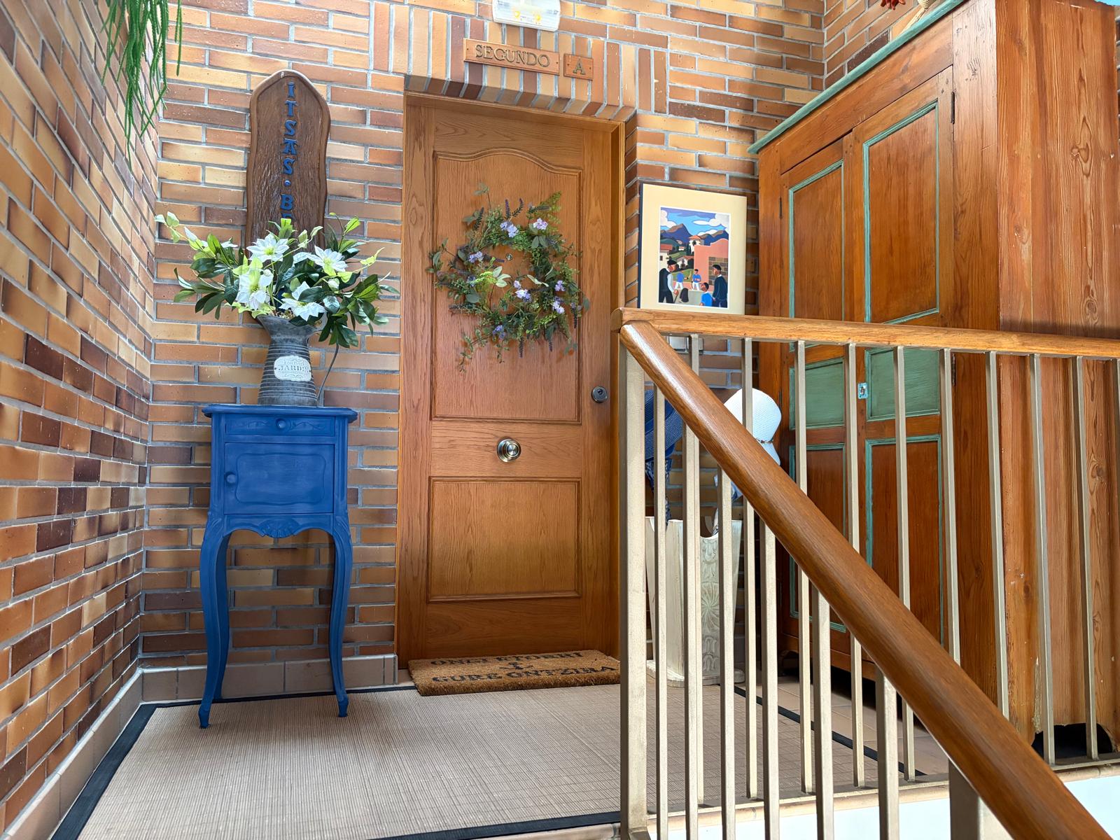 Entrada de vivienda con decoración en madera