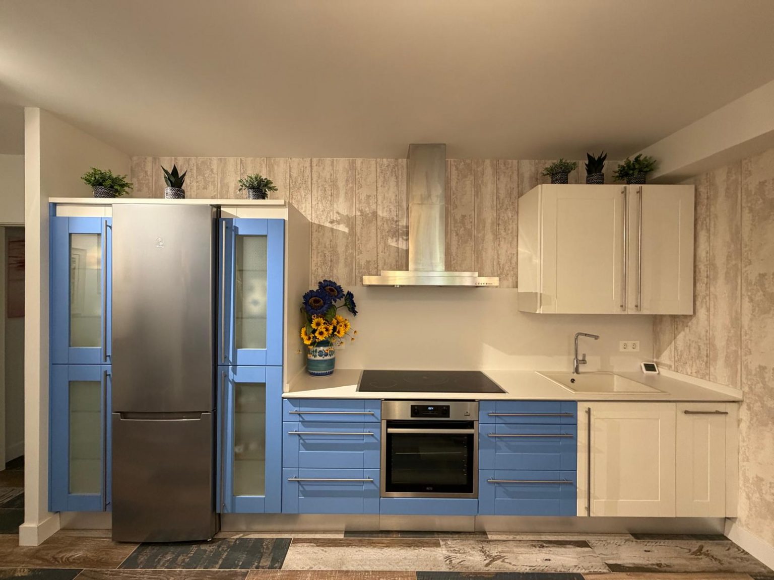 Cocina moderna con muebles azules y blancos