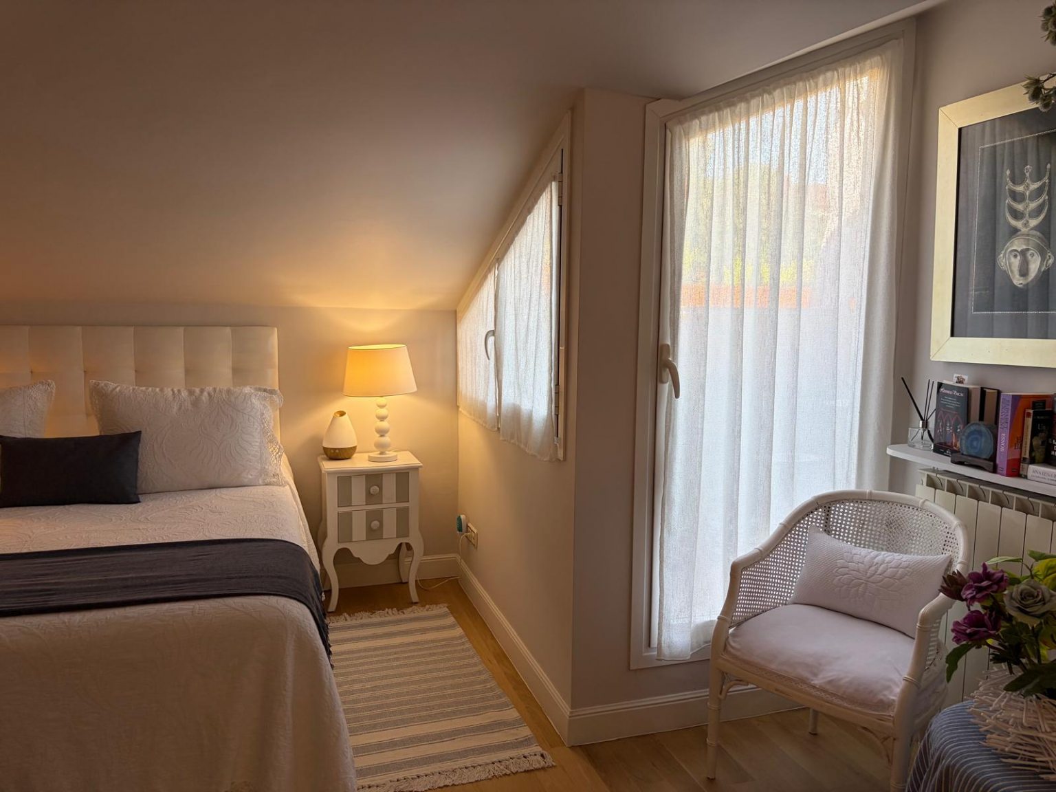 Dormitorio acogedor con luz natural