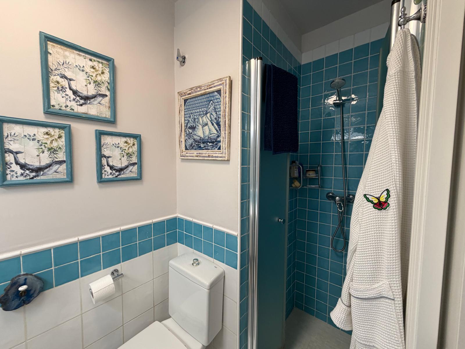 Baño con azulejos azules y decoración