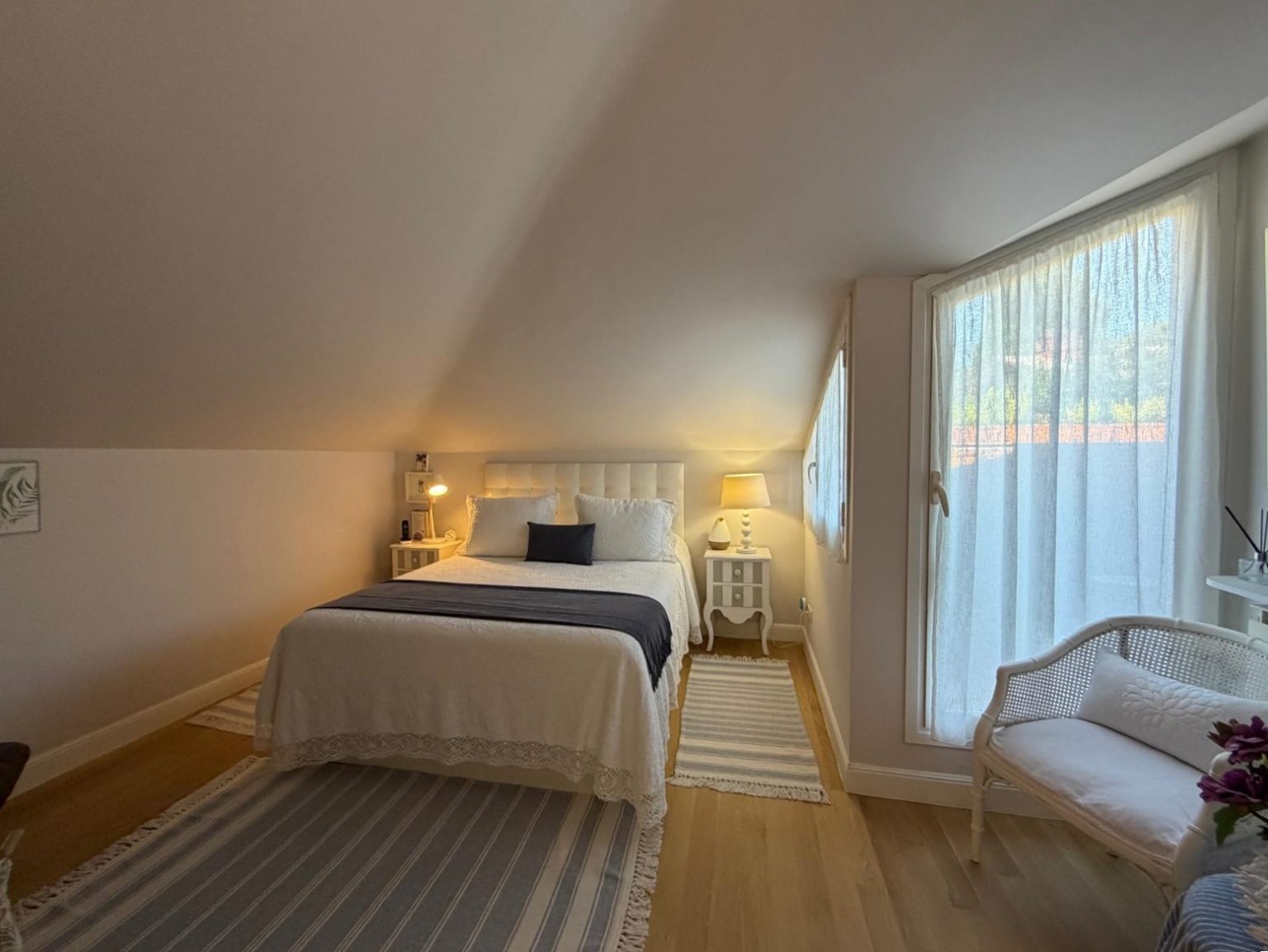 Dormitorio acogedor con cama y luz natural