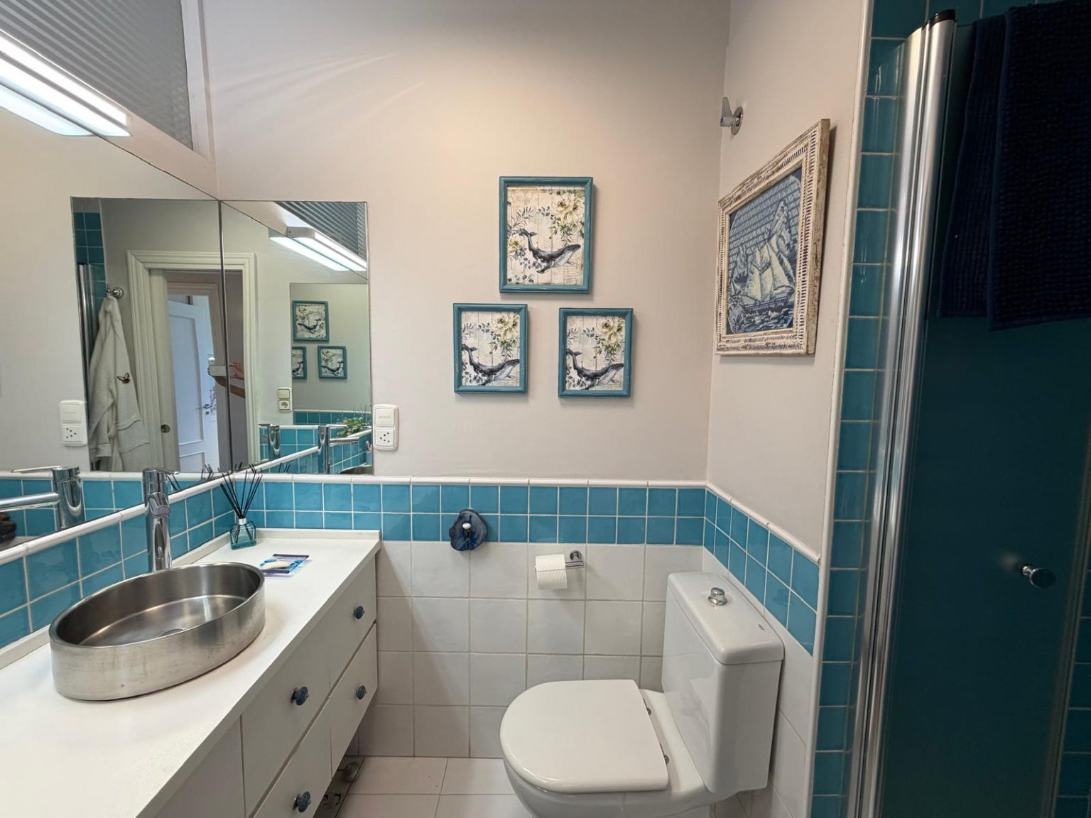 Baño moderno con azulejos azules