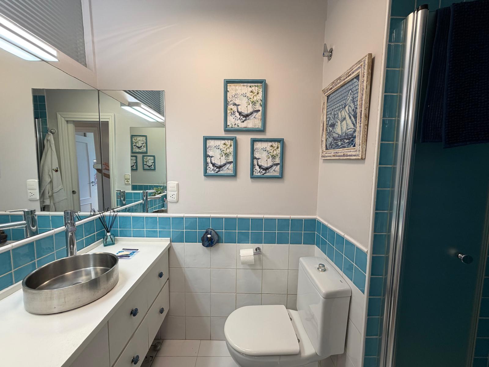 Baño moderno con azulejos azules