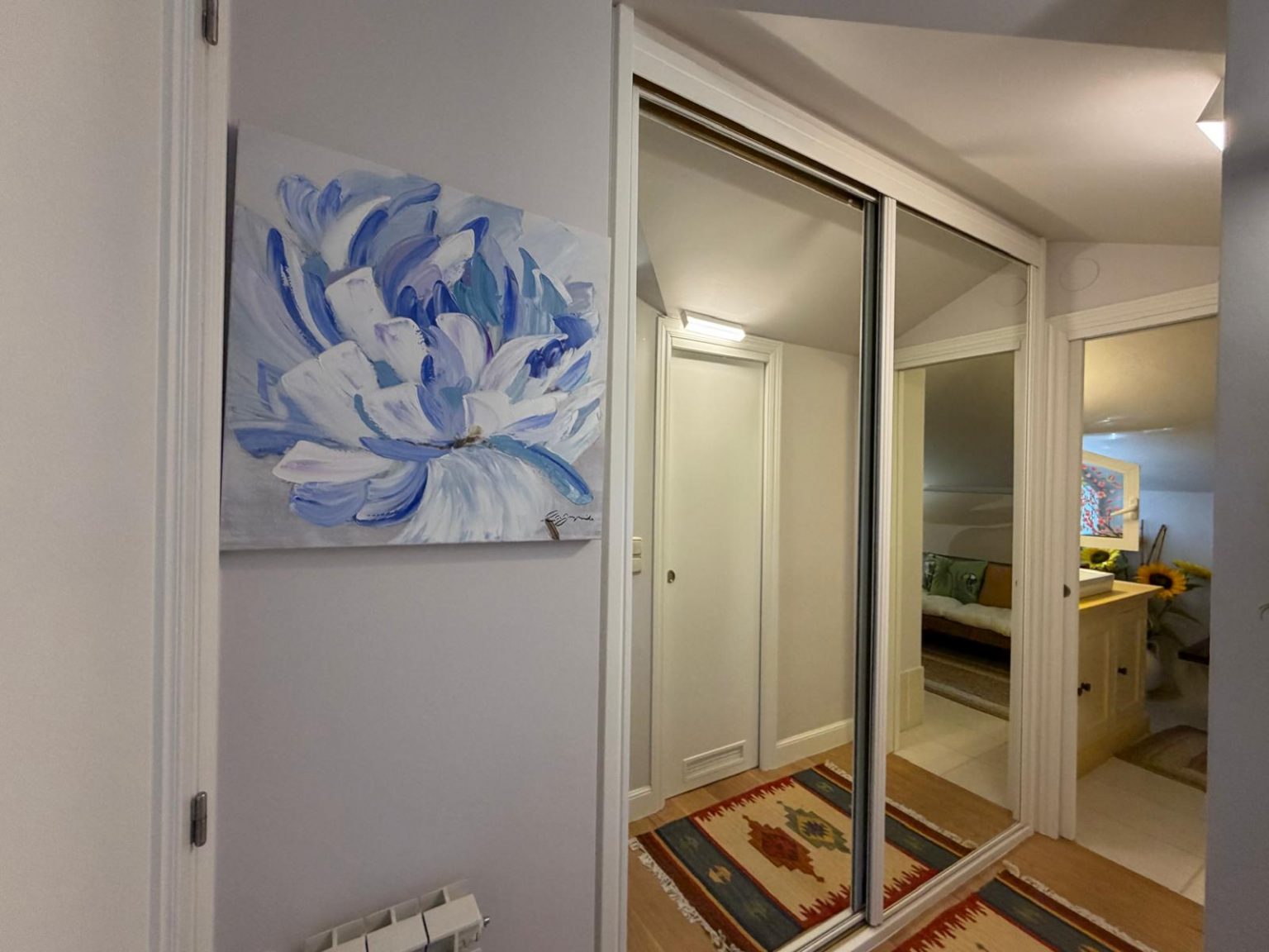Cuarto con espejo y cuadro decorativo