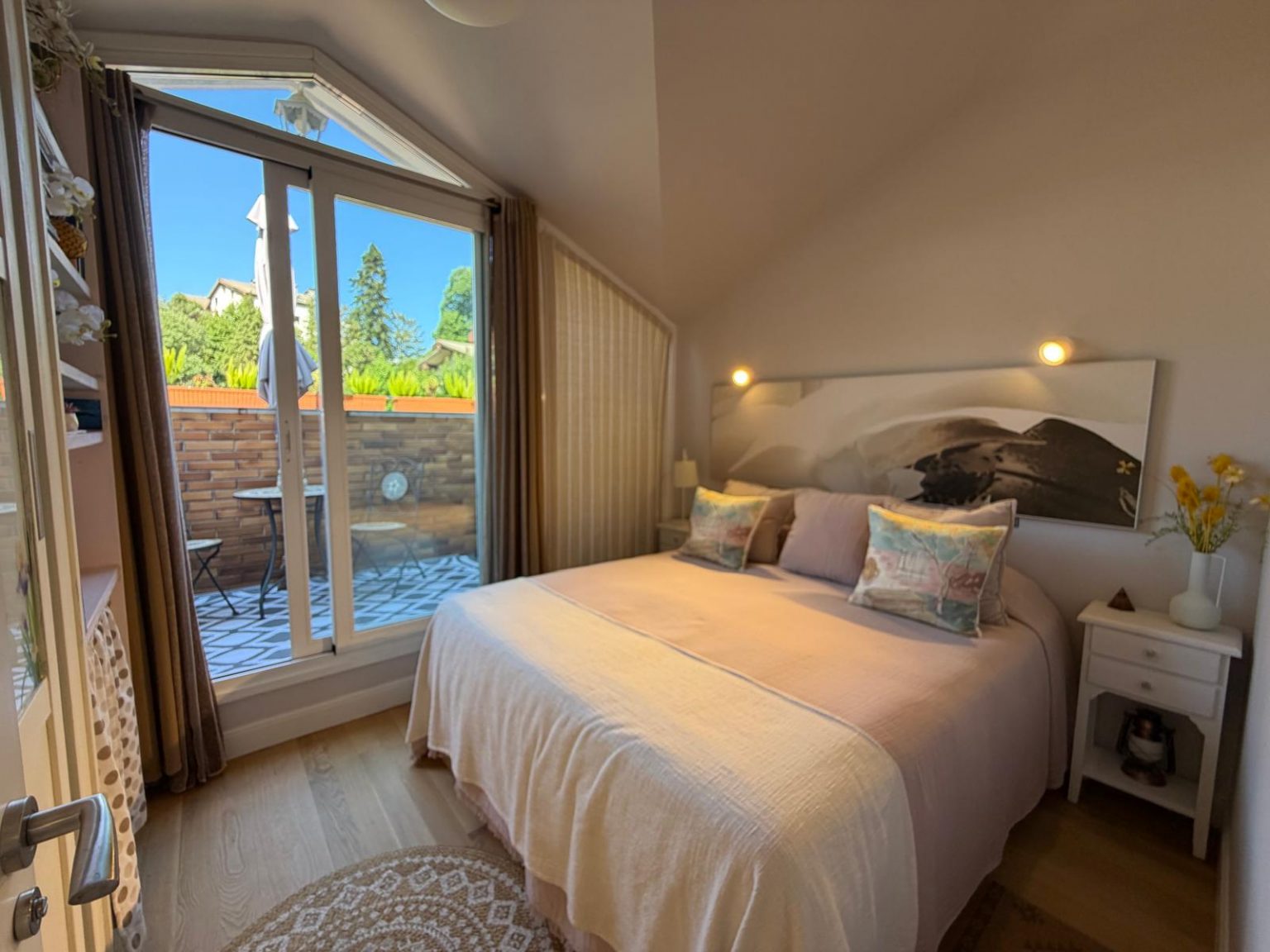 Dormitorio con vista al exterior