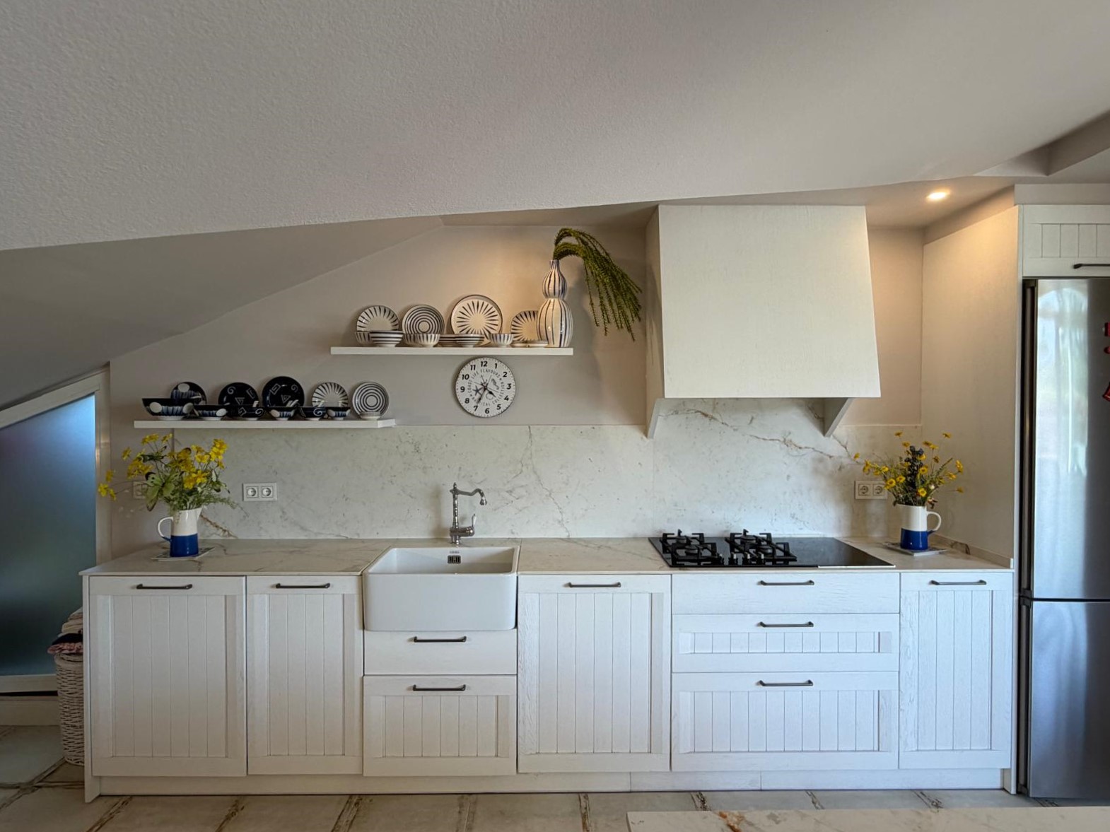 Cocina moderna equipada con muebles blancos