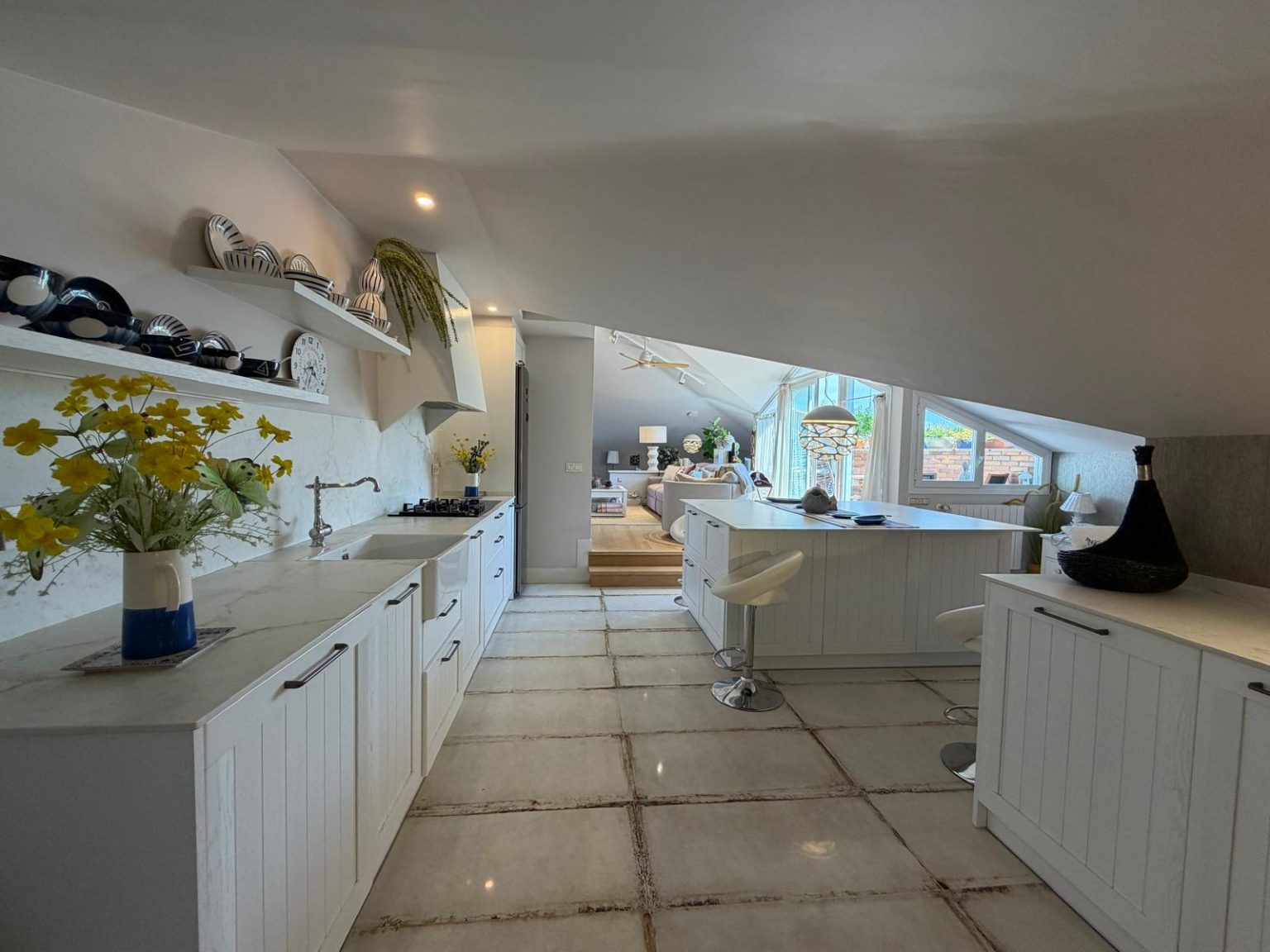 Cocina moderna y luminosa en vivienda