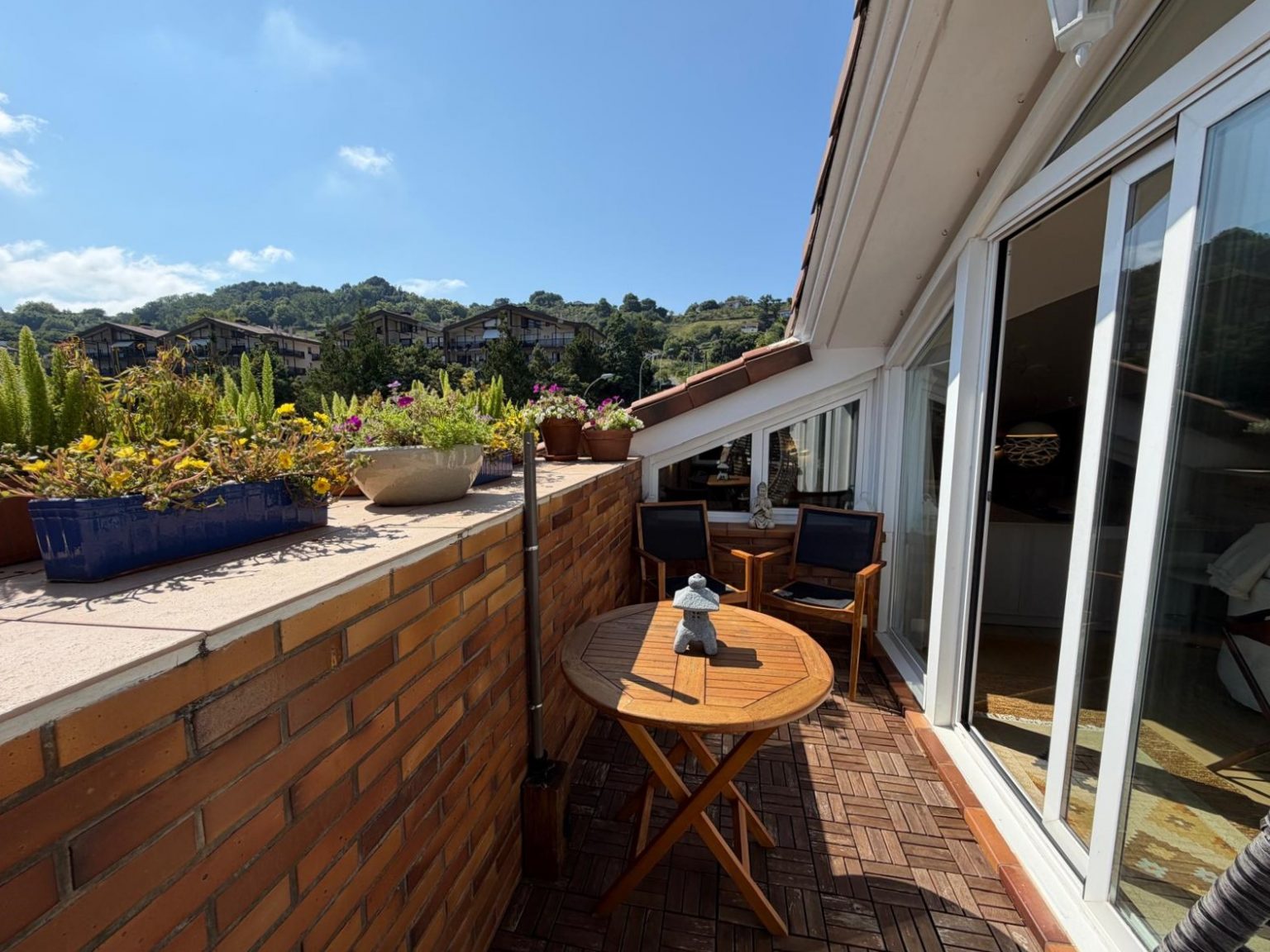 Terraza con vistas y flores