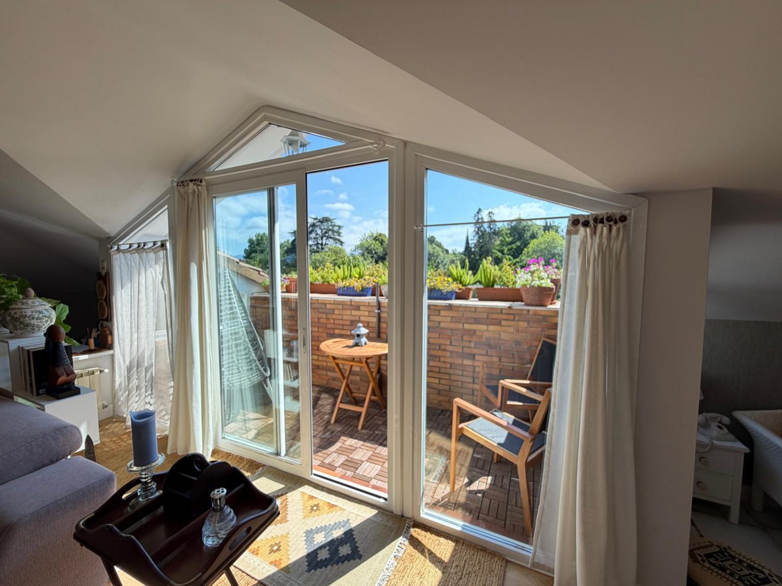 Terraza con vistas y mesa de exterior