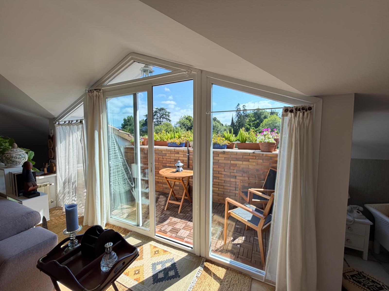 Terraza con vistas y mesa de exterior